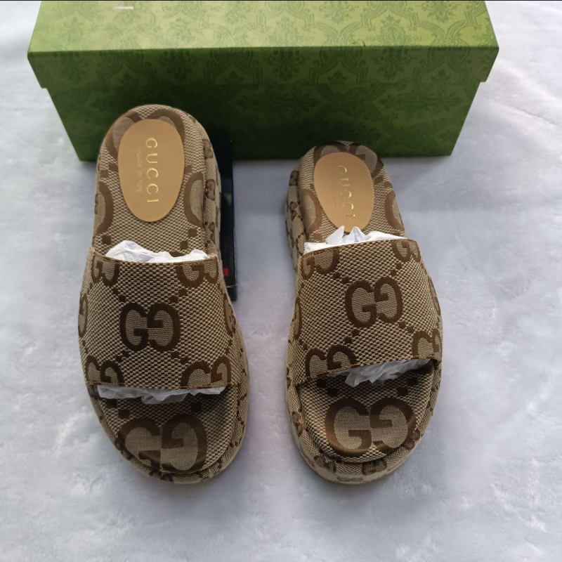 G*u*i slippers